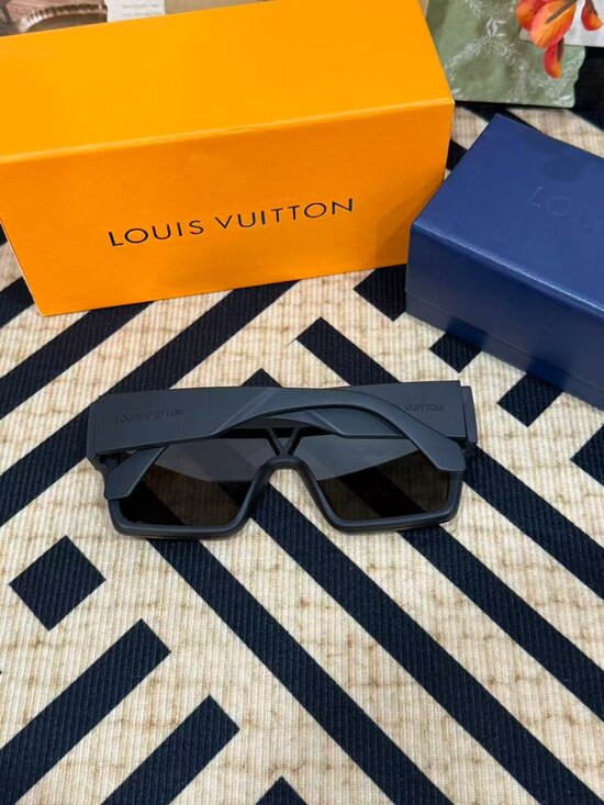 Louis Vuitton Women\'s Sunglasses main image 5